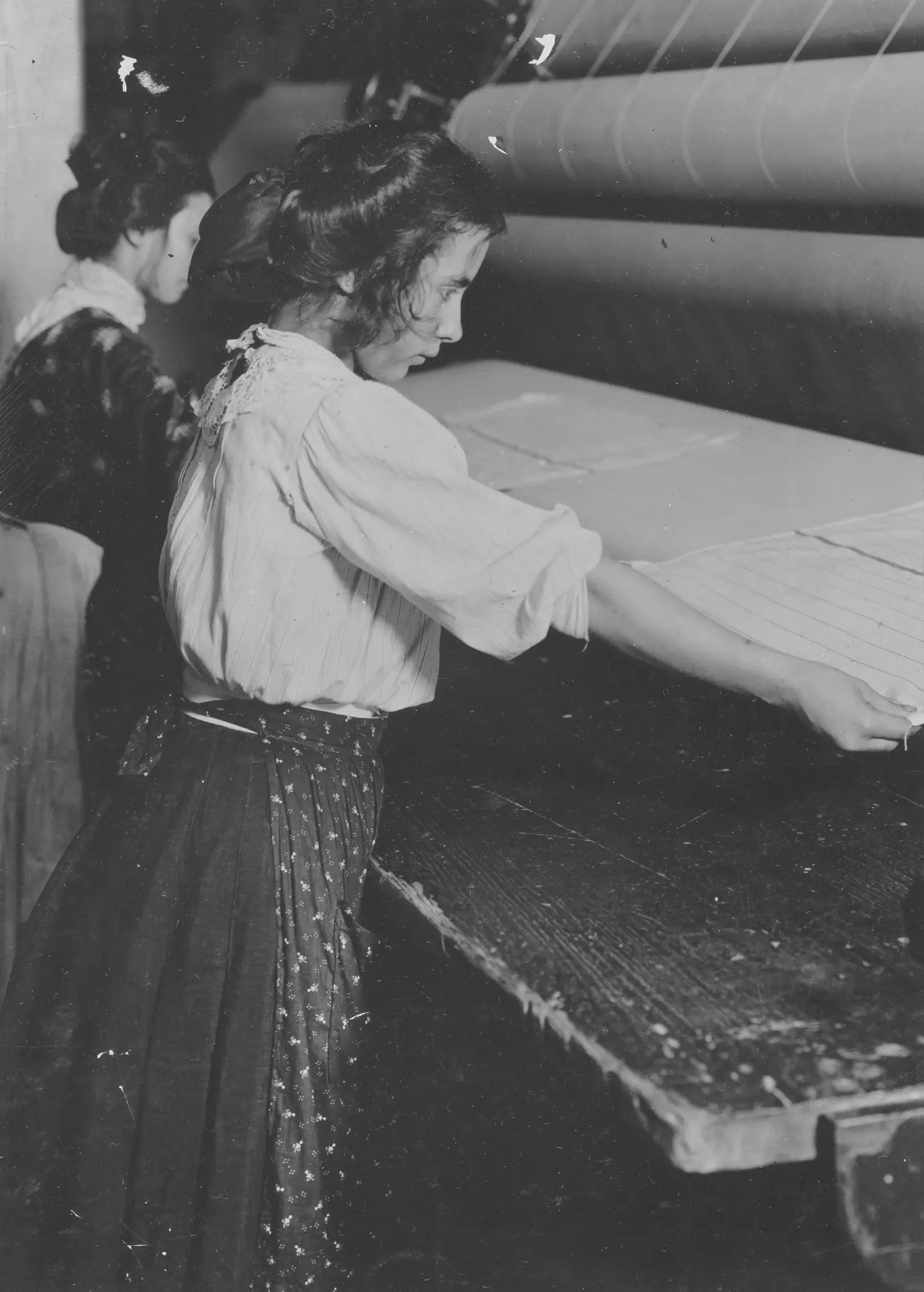 一位女工的照片。